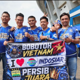 ‎Suporter Asal Vietnam Ini Rela Datang Jauh-jauh Demi Saksikan Persib Bandung Hattrick Juar