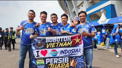 ‎Suporter Asal Vietnam Ini Rela Datang Jauh-jauh Demi Saksikan Persib Bandung Hattrick Juar