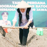Gubernur Khofifah Pimpin Tanam Perdana Program Bongkar Ratoon Tebu Serentak di 11 Kabupaten se-Jawa Timur