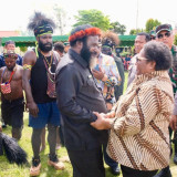 Wamendagri Ribka Haluk Kawal Langsung Perdamaian Perang Suku di Wamena, Diwarnai Ritual Patah Panah