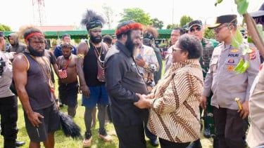 Wamendagri Ribka Haluk Kawal Langsung Perdamaian Perang Suku di Wamena, Diwarnai Ritual Patah Panah