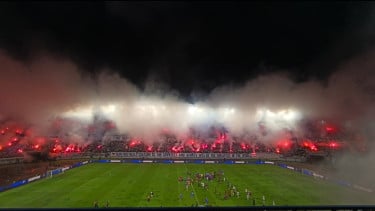 Persib Bandung Hattrick Juara, GBLA Berubah Jadi Lautan Flare Merah