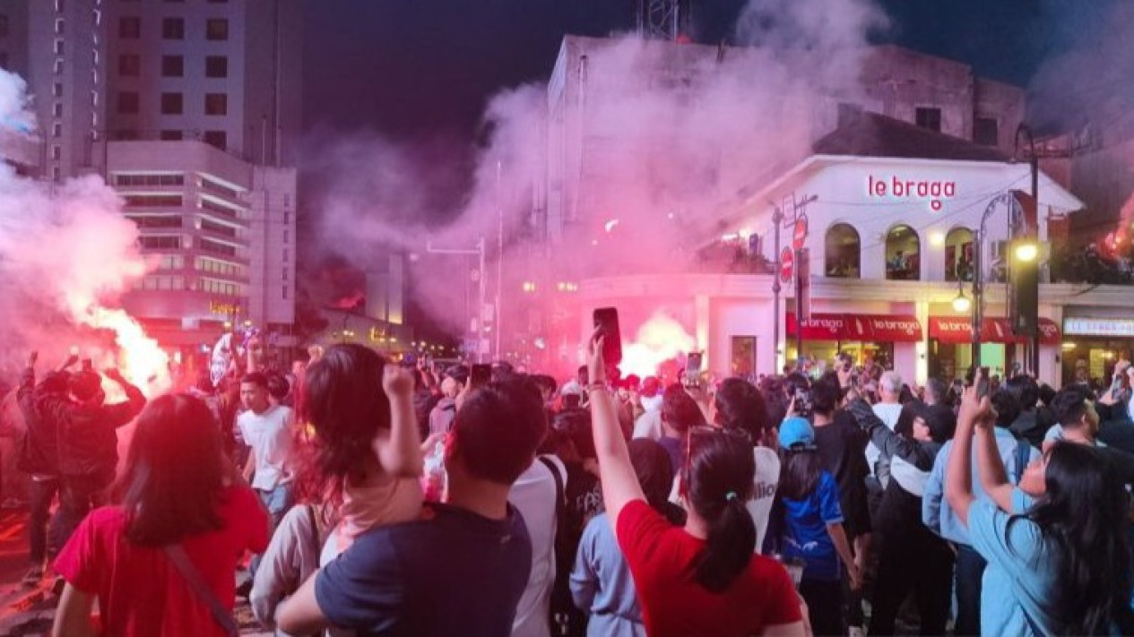Bandung Membiru, Sudut Kota Dihiasi Kembang Api, Ribuan Warga Rayakan Kemenangan Persib
            - galeri foto
