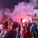 Bandung Membiru, Sudut Kota Dihiasi Kembang Api, Ribuan Warga Rayakan Kemenangan Persib