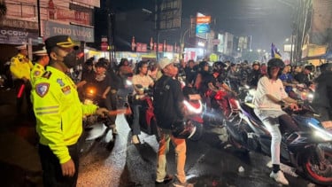 Kapolres Karawang Terjun Langsung Mengawal Pengamanan Konvoi Bobotoh