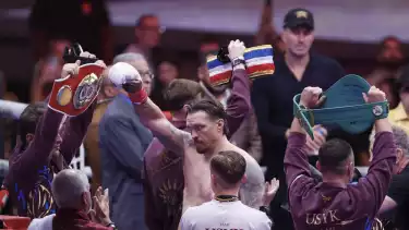Rekap Hasil Tinju Dunia: Oleksandr Usyk Dramatis TKO Rico Verhoeven, Petinju Indonesia Dedy Imprax Tumbang Lewat KO
