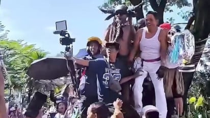 Pecah! Dedi Mulyadi Joget Bareng hingga Dilempar ke Udara Saat Euforia Nonton Persib Bandung