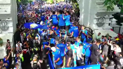 Momen Bahagia Persib Bandung Juara Super League Tercoreng, HP Pemain Timnas Hilang saat Konvoi di Bandung