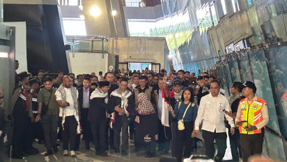 9 WNI yang Ditahan Israel Tiba di Tanah Air, Disambut Langsung Menlu Sugiono