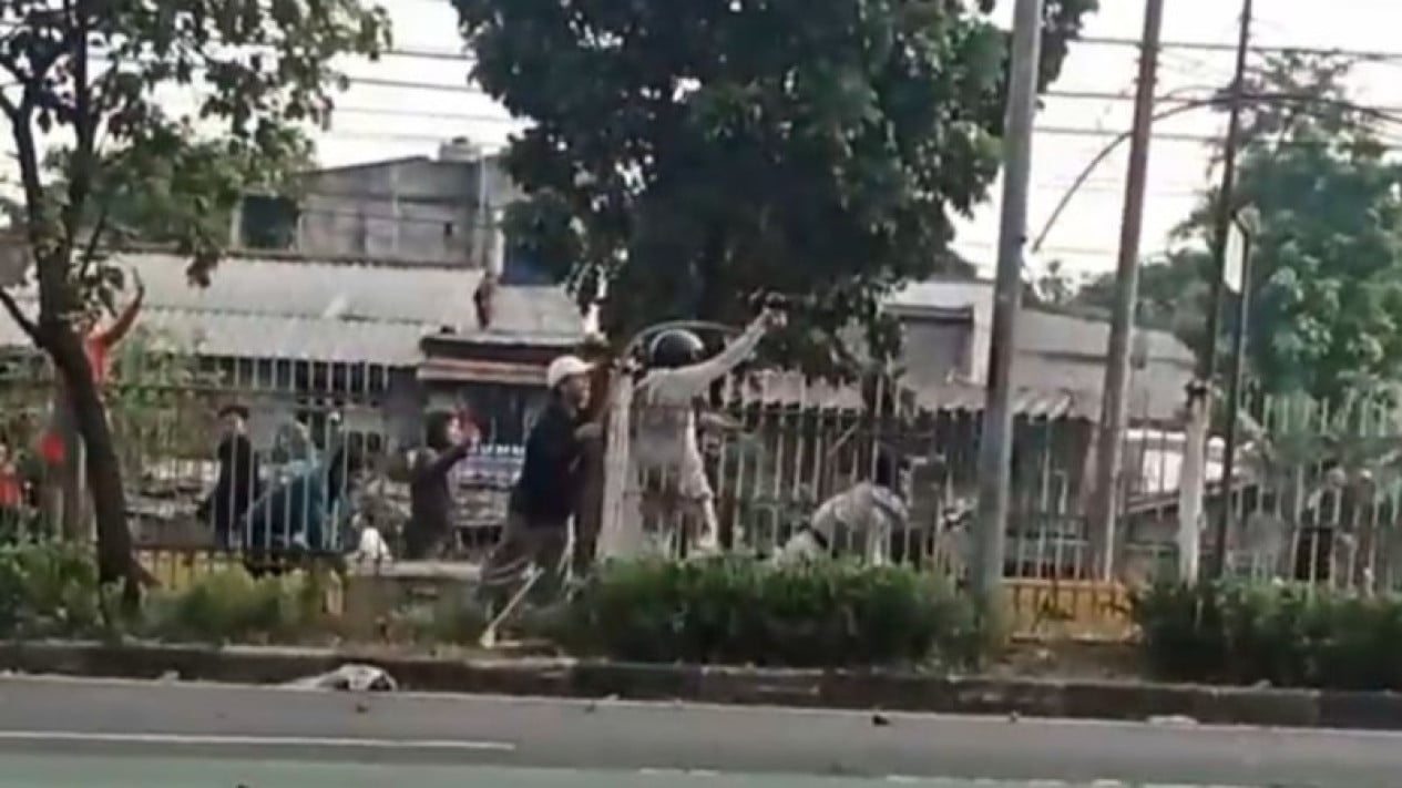 Tawuran Warga Terjadi di Klender Jaktim, Pengendara Keluhkan Macet hingga 2 KM Lebih
            - galeri foto
