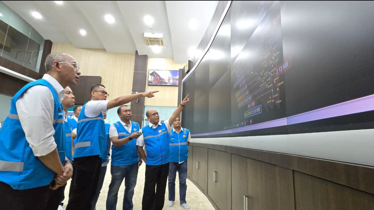 Kunjungi Pusat Pengatur Beban Sumatra, Dirut PLN Pimpin Upaya Percepat Pemulihan Sistem Kelistrikan Sumatra
            - galeri foto