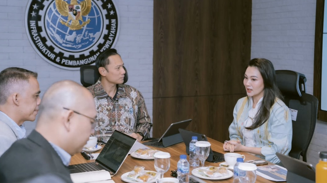 Netizen Salfok Foto-foto Sherly Tjoanda dan AHY, Menko Infra dan Gubernur Malut Itu Fokus Bahas Konektivitas Wilayah
            - galeri foto
