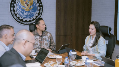 Netizen Salfok Foto-foto Sherly Tjoanda dan AHY, Menko Infra dan Gubernur Malut Itu Fokus Bahas Konektivitas Wilayah