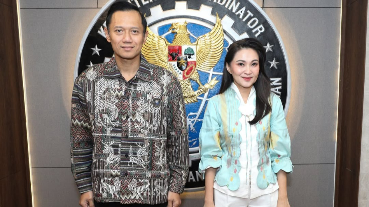 Netizen Salfok Foto Bareng Sherly Tjoanda dan Menko AHY
            - galeri foto