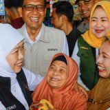 Gubernur Khofifah Berdialog dengan Pedagang Pasar Banjarejo Bojonegoro, Pastikan Harga Bahan Pokok Stabil dan Stok Aman