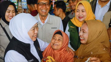 Gubernur Khofifah Berdialog dengan Pedagang Pasar Banjarejo Bojonegoro, Pastikan Harga Bahan Pokok Stabil dan Stok Aman