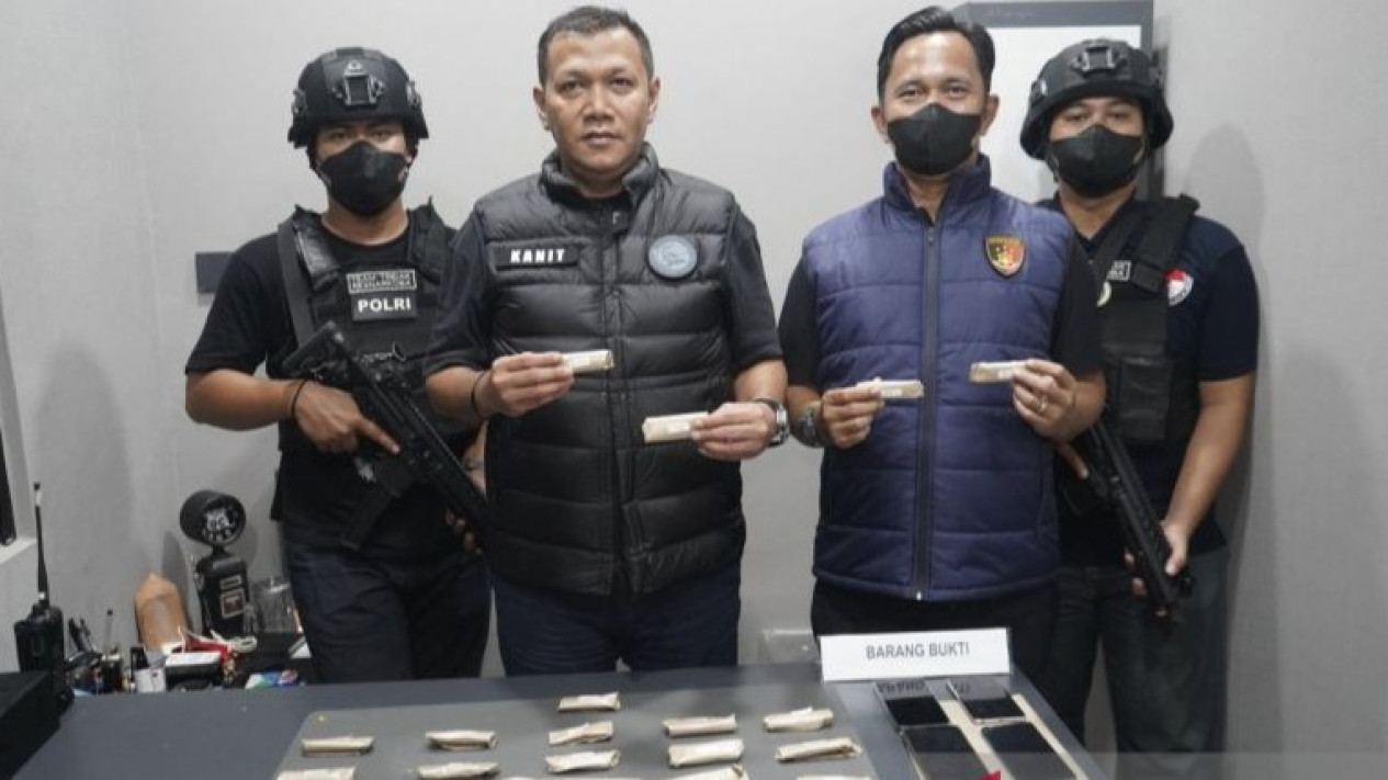 Modus Sembunyikan Ganja dalam Drum Pakan Ikan Terbongkar, Dua Pengedar Diciduk di Tangerang
            - galeri foto