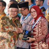 Banyak Program Inovatif Pendidikan, Bupati Ipuk Raih Dua Penghargaan dari Mendikdasmen