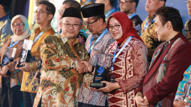 Banyak Program Inovatif Pendidikan, Bupati Ipuk Raih Dua Penghargaan dari Mendikdasmen