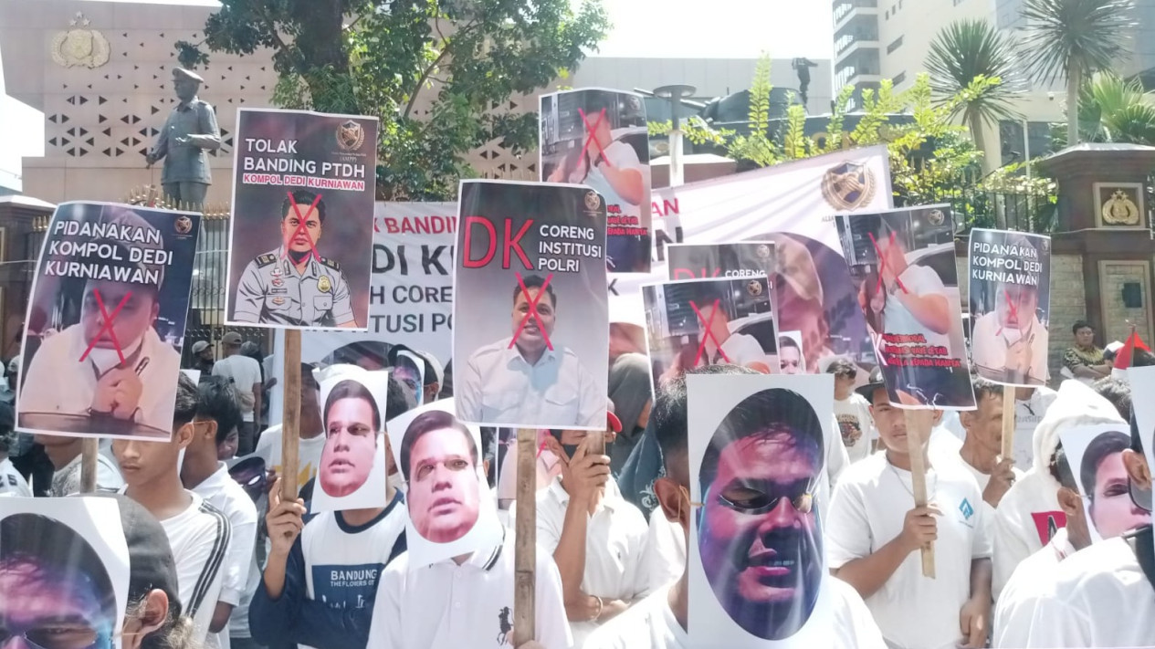 Buntut Kasus Pod Getar! Ramai-ramai Massa Desak Kapolri Tolak Banding: Pidanakan Kompol DK
            - galeri foto