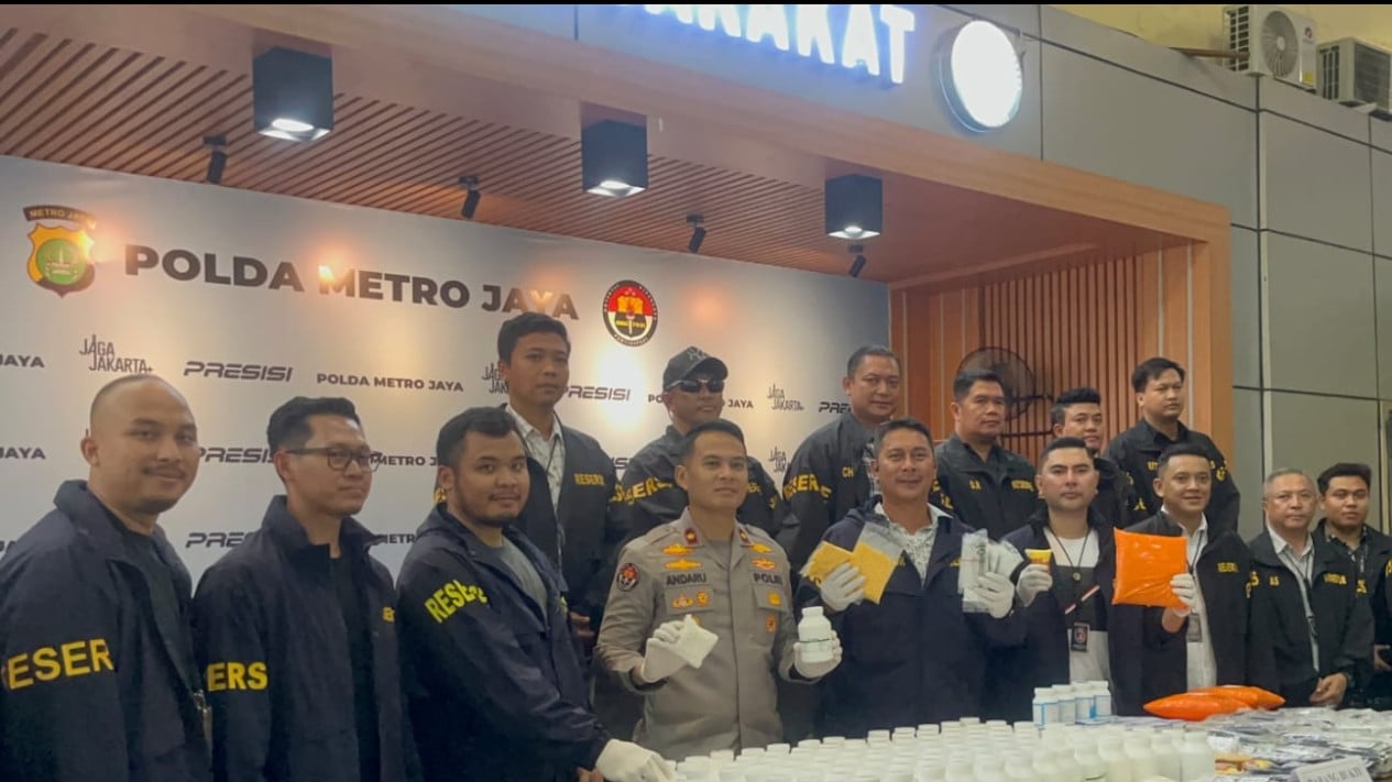 Polda Metro Bongkar Peredaran Obat Keras Berkedok Toko Kosmetik di Bekasi, Ribuan Pil Disita
            - galeri foto