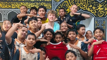 ‎Ole Romeny Bikin Haru, Main Hadroh Bareng Santri Jelang Bela Timnas Indonesia di FIFA Matchday