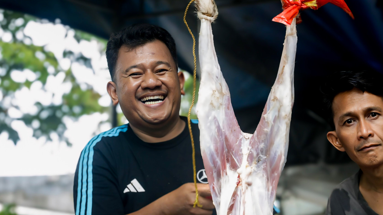 Lensa Berbicara: Senyum dan Gotong Royong Warnai Penyembelihan Hewan Kurban di Tanah Tinggi Jakpus
            - galeri foto