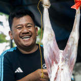Lensa Berbicara: Senyum dan Gotong Royong Warnai Penyembelihan Hewan Kurban di Tanah Tinggi Jakpus