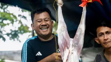 Lensa Berbicara: Senyum dan Gotong Royong Warnai Penyembelihan Hewan Kurban di Tanah Tinggi Jakpus