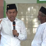 Usai Shalat Idul Adha Dedi Mulyadi Sedekah ke Ki Marjuk, Aksinya Langsung Diikuti yang Lain