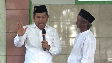 Usai Shalat Idul Adha Dedi Mulyadi Sedekah ke Ki Marjuk, Aksinya Langsung Diikuti yang Lain