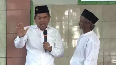 Usai Shalat Idul Adha Dedi Mulyadi Sedekah ke Ki Marjuk, Aksinya Langsung Diikuti yang Lain