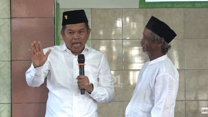 Usai Shalat Idul Adha Dedi Mulyadi Sedekah ke Ki Marjuk, Aksinya Langsung Diikuti yang Lain