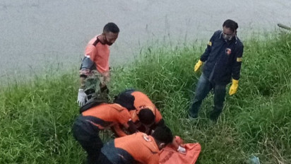 Tim SAR Evakuasi Jasad Tanpa Identitas dari Sungai Enim Sumsel, Jenis Kelamin Belum Diketahui