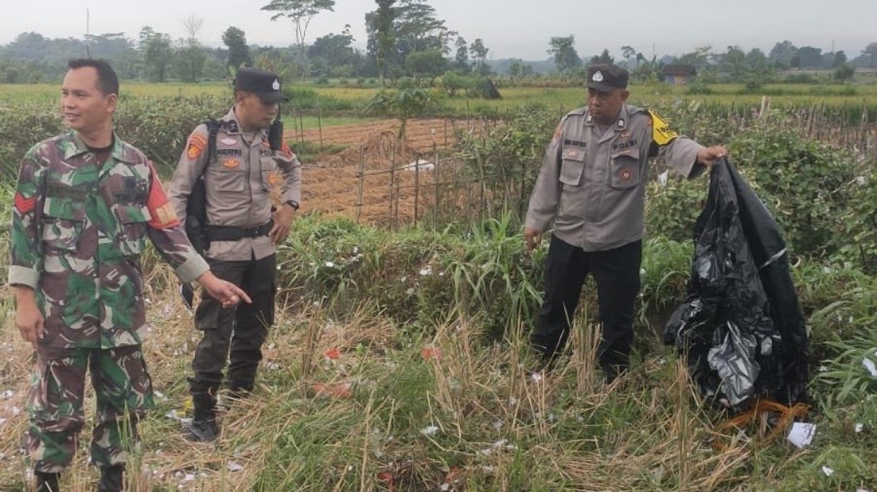 Tragis, Pemuda di Gandusari Tewas Akibat Ledakan Petasan Balon Udara
            - galeri foto