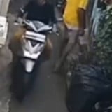 Viral Seorang Wanita Terekam CCTV Curi Motor di Pasar Rebo Jaktim