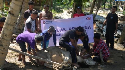 Dari KAI untuk Aceh: Salurkan Hewan Kurban ke Desa Sunting yang Terkena Banjir