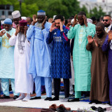 Momen Wali Kota New York Zohran Mamdani Shalat Iduladha Pakai Gamis Arsenal