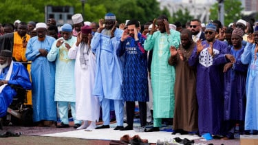 Momen Wali Kota New York Zohran Mamdani Shalat Iduladha Pakai Gamis Arsenal