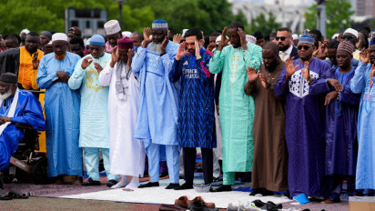 Momen Wali Kota New York Zohran Mamdani Shalat Iduladha Pakai Gamis Arsenal