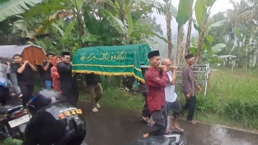 Suasana Haru Selimuti Pemakaman Jenazah Mahasiswa UGM dan Keluarganya yang Meninggal di Wisata Posong Temanggung