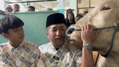 Bikin Air Mata Publik Tak Terbendung, Sapi Kurban Popeye Menangis dan Cium Irfan Hakim Sebelum Disembelih