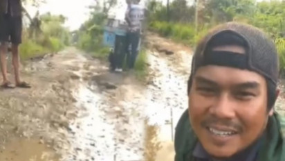 Pemuda Babelan Ngadu ke Dedi Mulyadi, Sindir Pejabat Ogah Perbaiki Jalan Rusak: Gak Boleh Dirapikan, Takut Miskin