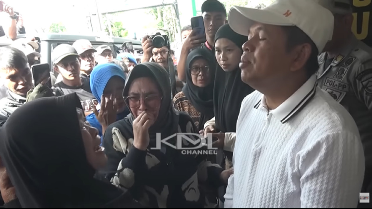 Awalnya Nangis-nangis Rumahnya Mau Digusur, Ibu-ibu di Cianjur Ini Langsung Bahagia Dengar Jawaban Dedi Mulyadi
            - galeri foto