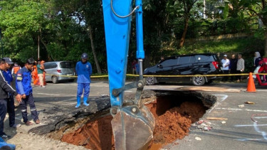 Jalan Lenteng Agung Arah Depok Alami Amblas, Penumpukan Kendaraan Terjadi Akibat Jalan Satu Lajur