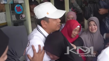 Dedi Mulyadi Dikerubungi Ibu-ibu PKL yang Menangis Kiosnya Digusur, KDM: Saya Bangunkan Rumah, Enggak Dzolim Bu Saya Hidupnya