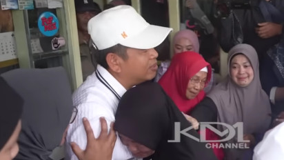 Dedi Mulyadi Dikerubungi Ibu-ibu PKL yang Menangis Kiosnya Digusur, KDM: Saya Bangunkan Rumah, Enggak Dzolim Bu Saya Hidupnya