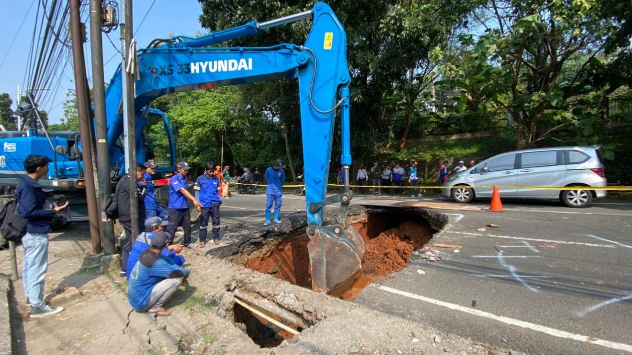 Dinas SDA Ungkap Penyebab Jalan Lenteng Agung Arah Depok Amblas
            - galeri foto