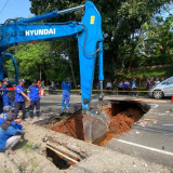 Dinas SDA Ungkap Penyebab Jalan Lenteng Agung Arah Depok Amblas