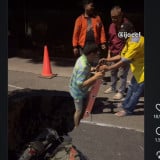 Jalan Amblas di Lenteng Agung Makan Korban, Pemotor Terperosok hingga Ditarik Pakai Tangga
